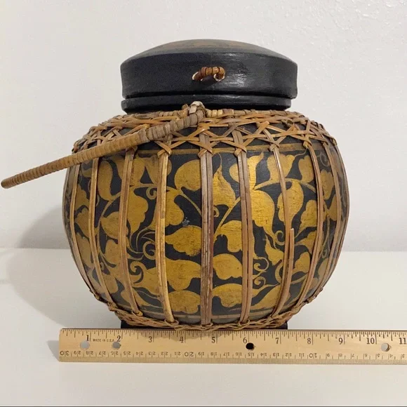 Vintage Hand Made Asian Basket with handle and lid - Picture 12 of 13